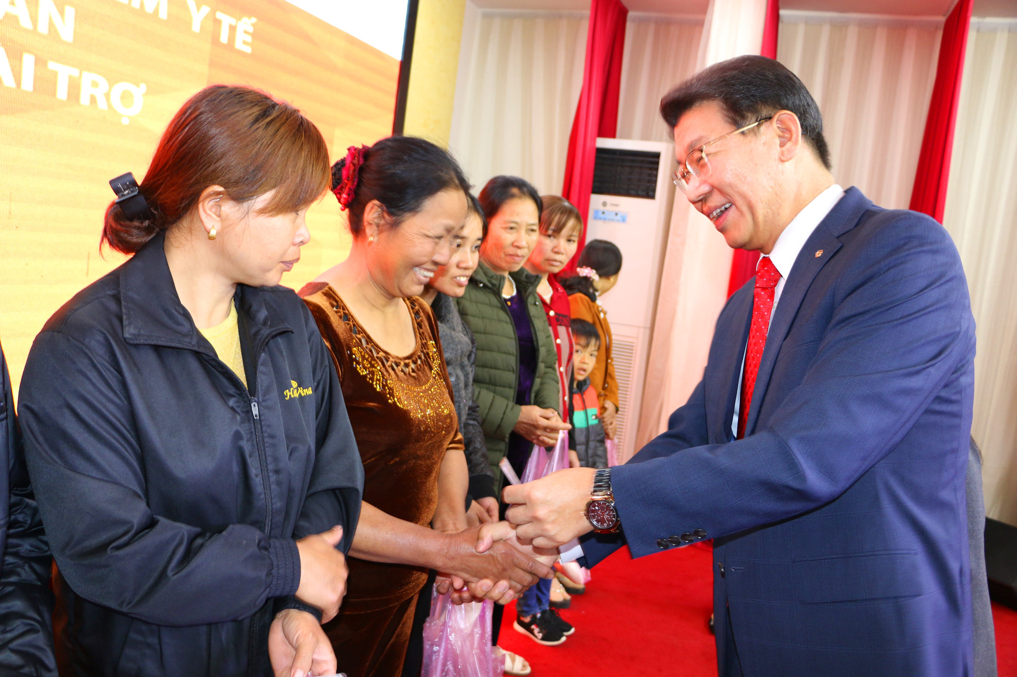 Đại diện Nhà tài trợ trao thẻ Bảo hiểm Y tế cho các hộ cận nghèo TP Vinh. Ảnh: Nguyễn Hải
