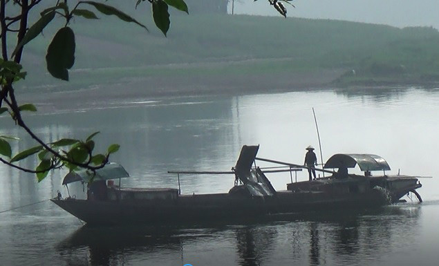 Khai thác cát sỏi trái phép trên sông Lam, đoạn qua các xã Thanh Lĩnh, Thanh Tiên của huyện Thanh Chương (Ảnh chụp cuối tháng 1/2018) - Ảnh Nhật Lân