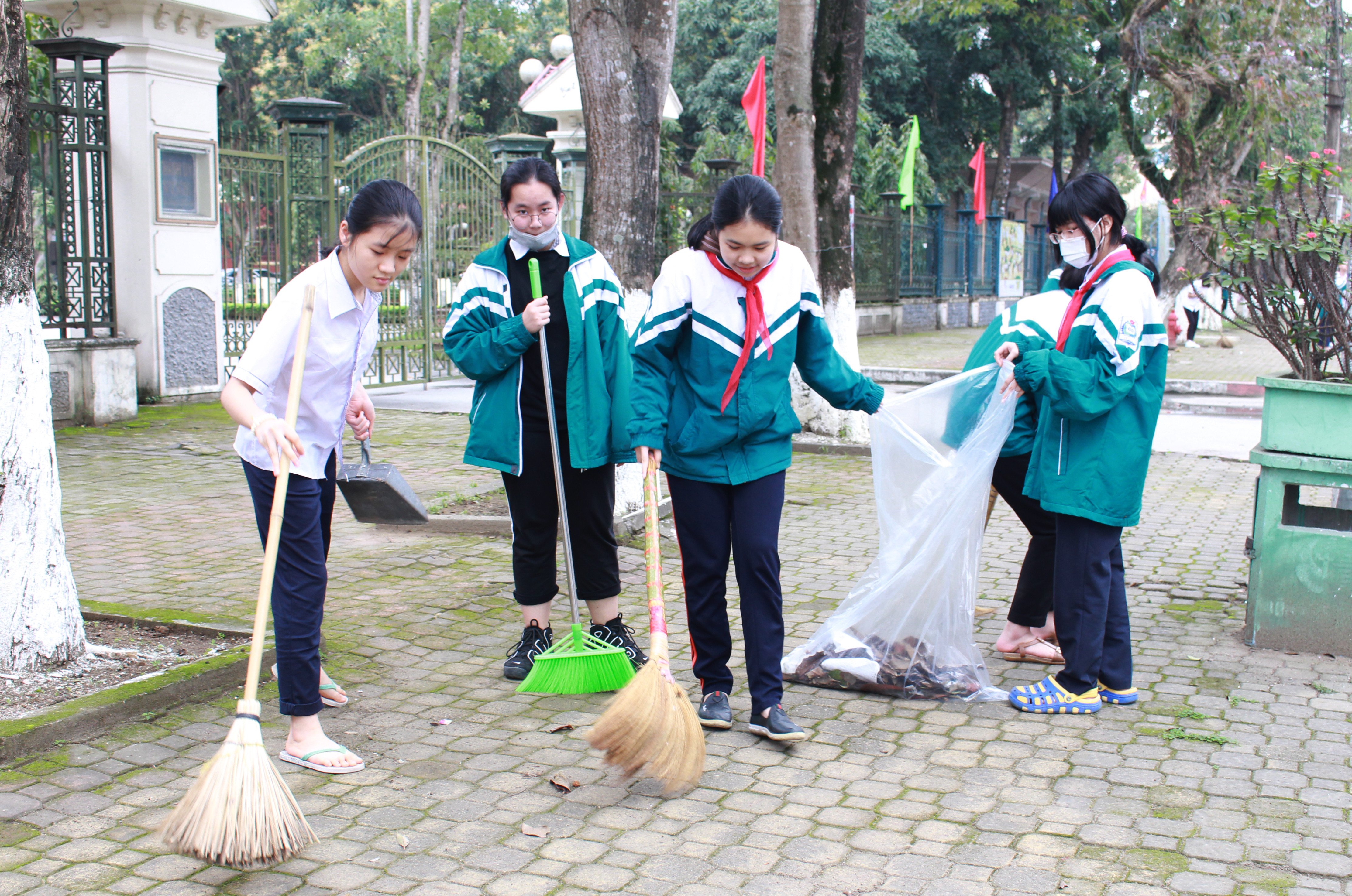 Hoạt động ra quân vệ sinh môi trường sau hội nghị của các đoàn viên, thanh niên trên địa bàn thành phố Vinh. Ảnh: Phương Thúy