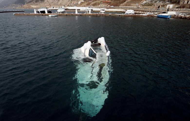 Một thuyền chìm được nhìn thấy ở Bakarac, Croatia. 