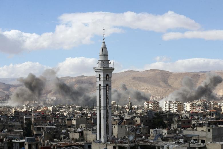 Khói tăng lên từ vùng Eastern Ghouta bị bao vây ở Damascus, Syria.