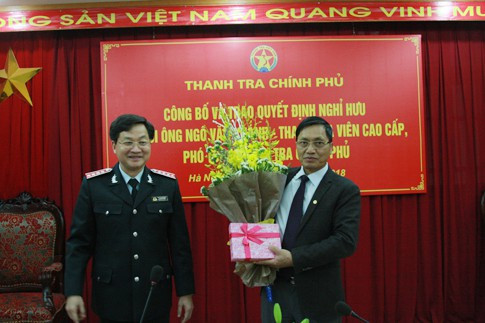 Tổng Thanh tra Chính phủ Lê Minh Khái tặng hoa và trao quyết định nghỉ hưu cho ông Ngô Văn Khánh (phải).
