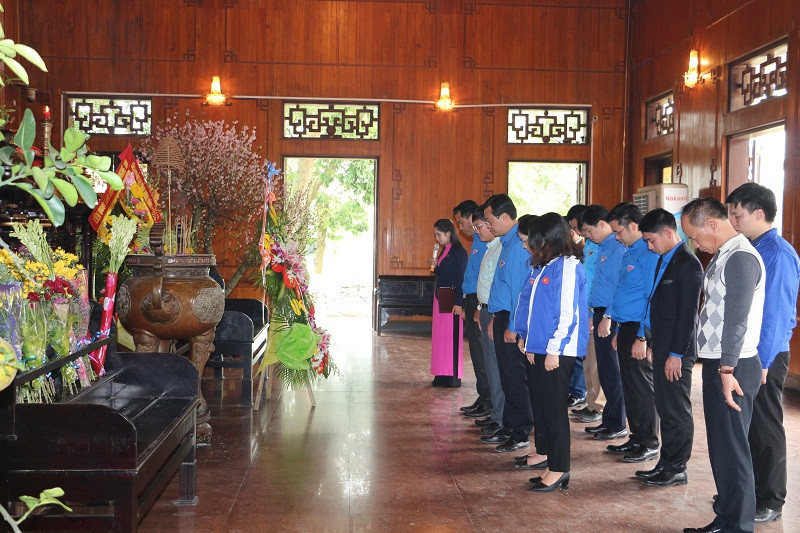 Đồng chí Lê Quốc Phong cùng các đại biểu thành kính dâng hương tưởng niệm Chủ tịch Hồ Chí Minh tại Khu Di tích Kim Liên. Ảnh: Quang Đặng