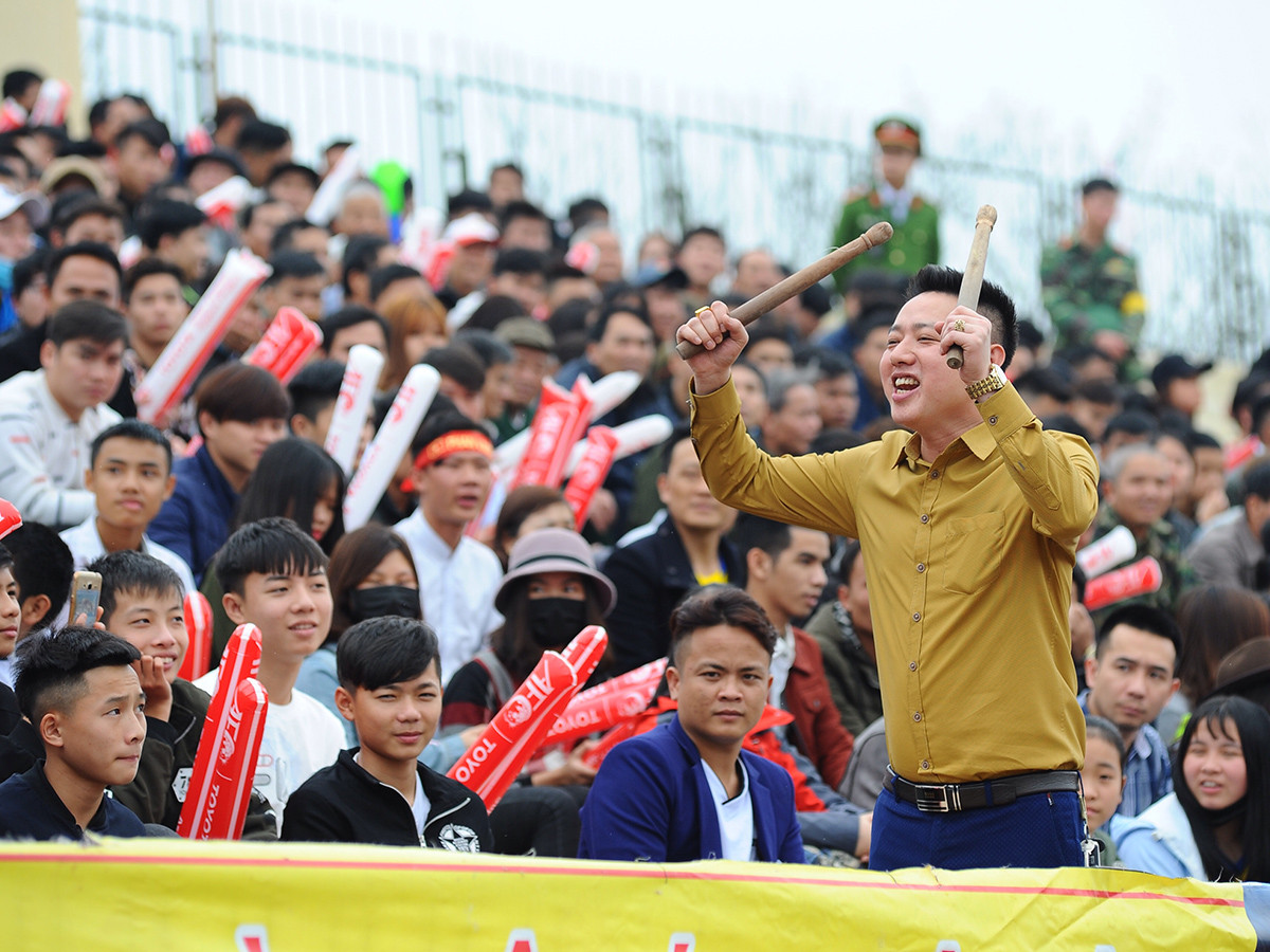 Ngay trong trận đấu ra quân mùa giải mới trên sân Vinh, không khí đã vô cùng náo nhiệt. Ảnh: Thành Cường