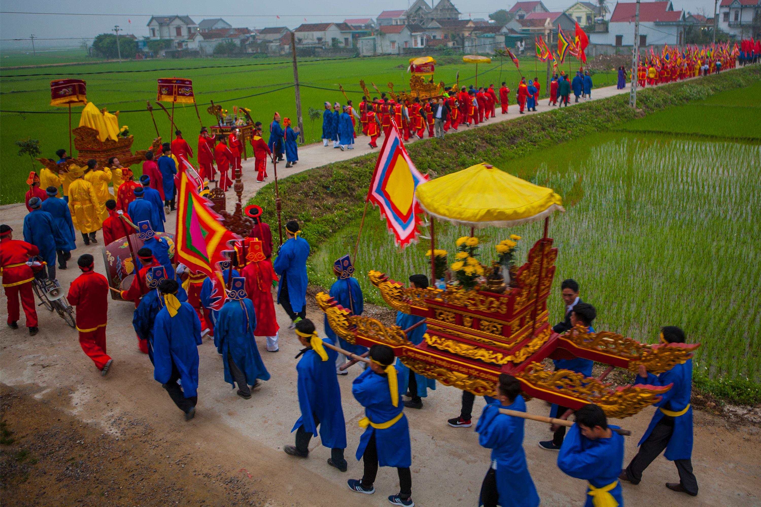 Rước kiệu lễ hội Kỳ Phúc quanh làng. Ảnh: Phan Văn Toàn