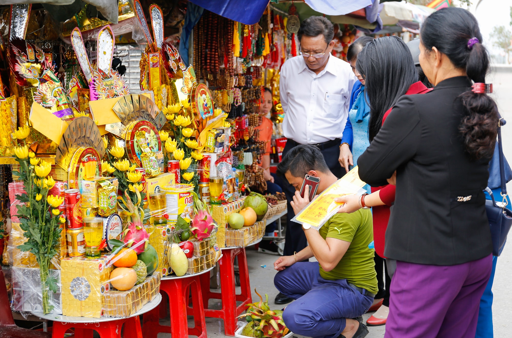 Mặc dù là ngày thường trong tuần nhưng đã có rất đông người dân đến đền ông Hoàng Mười. Ảnh Đức Anh