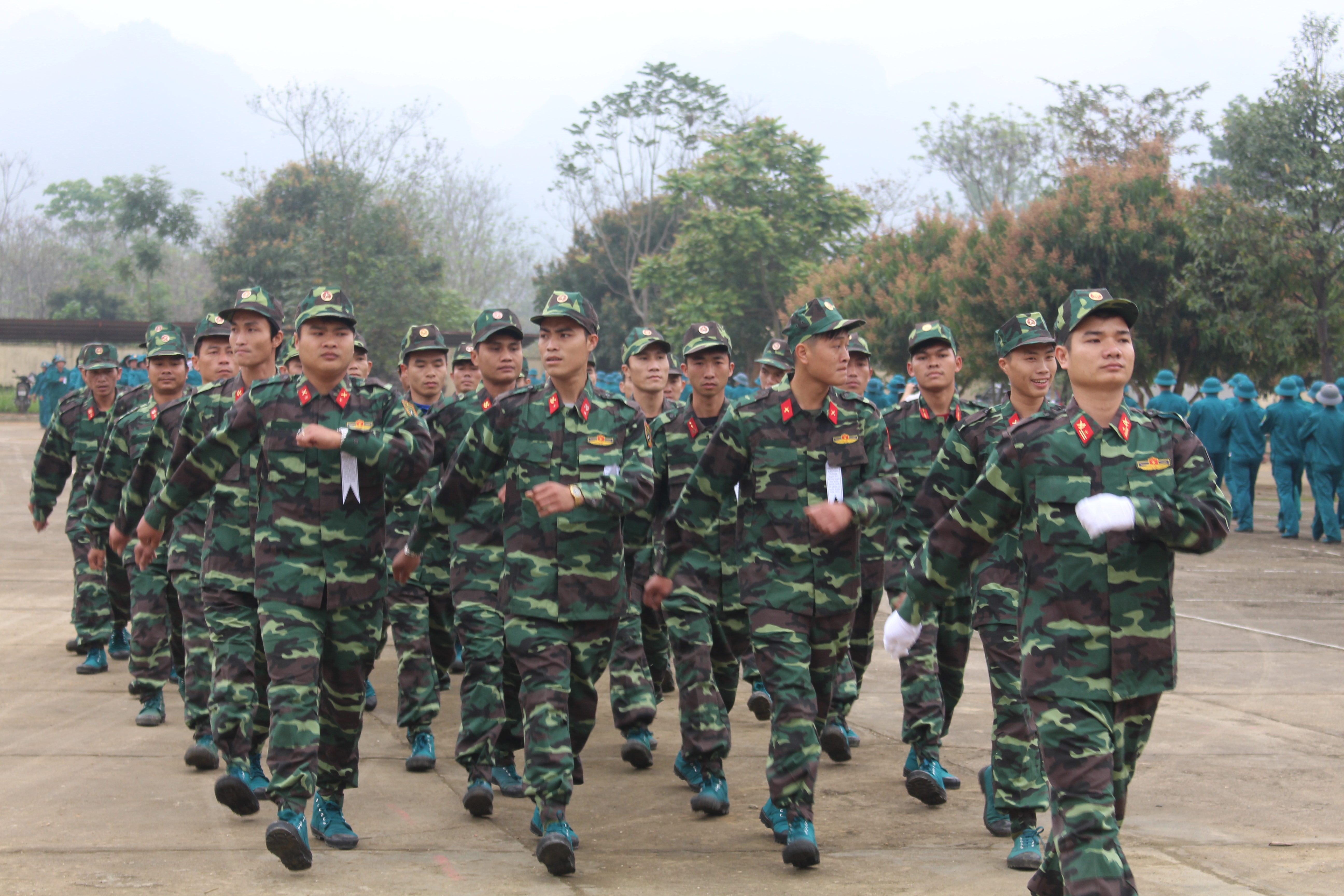 Lễ duyệt binh của lực lượng vũ trang huyện Con Cuông. Ảnh: Bá Hậu