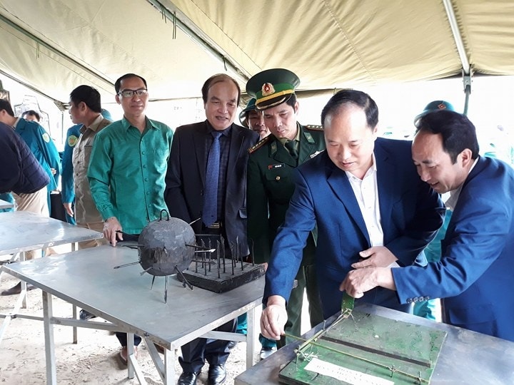 Các đại biểu tham quan mô hình học cụ sau buổi lễ. Ảnh: Lữ Phú