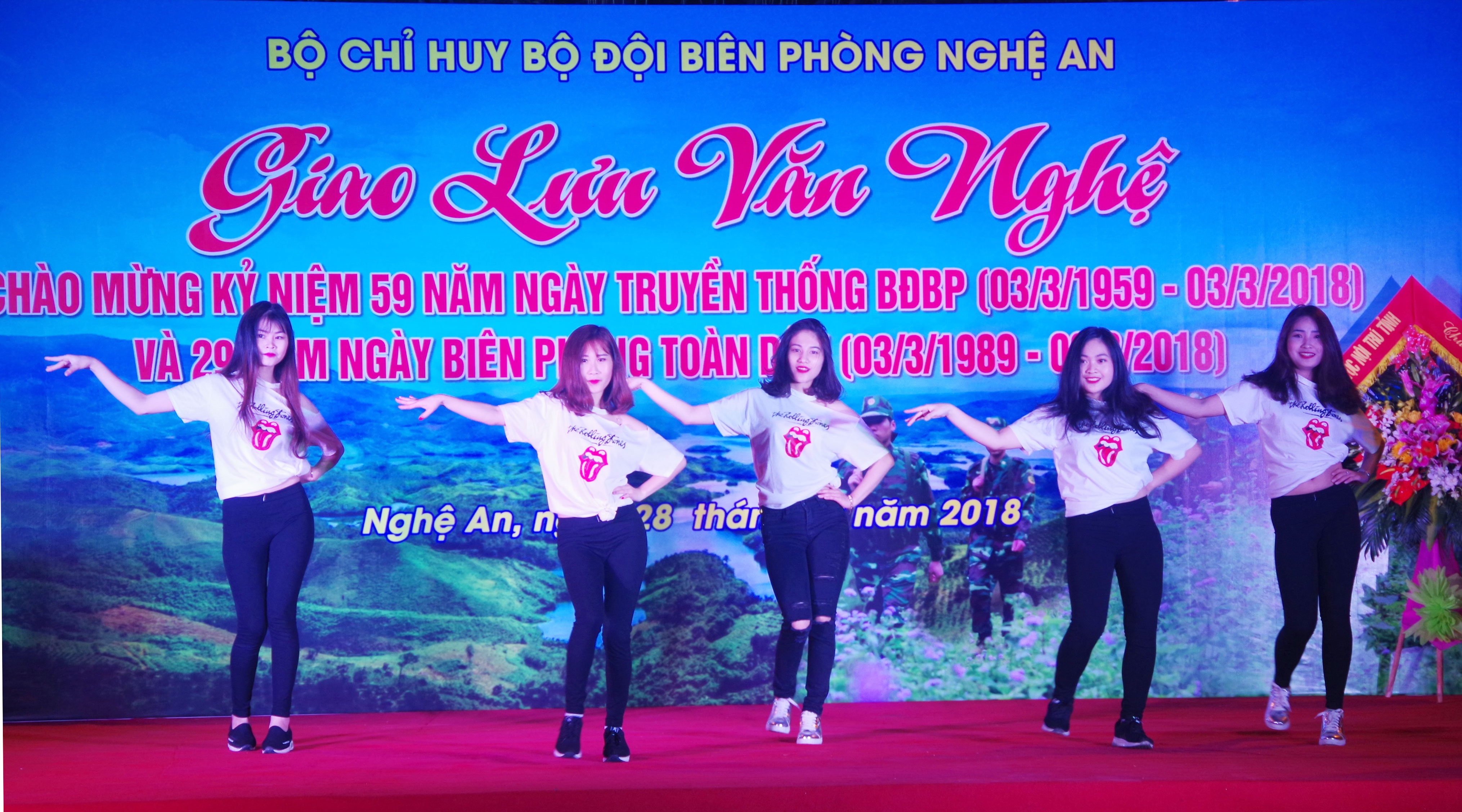 Sôi động tiết mục nhảy hiện đại, trẻ trung của Đoàn trường Văn hóa nghệ thuật tại đêm giao lưu. Ảnh: Phương Linh