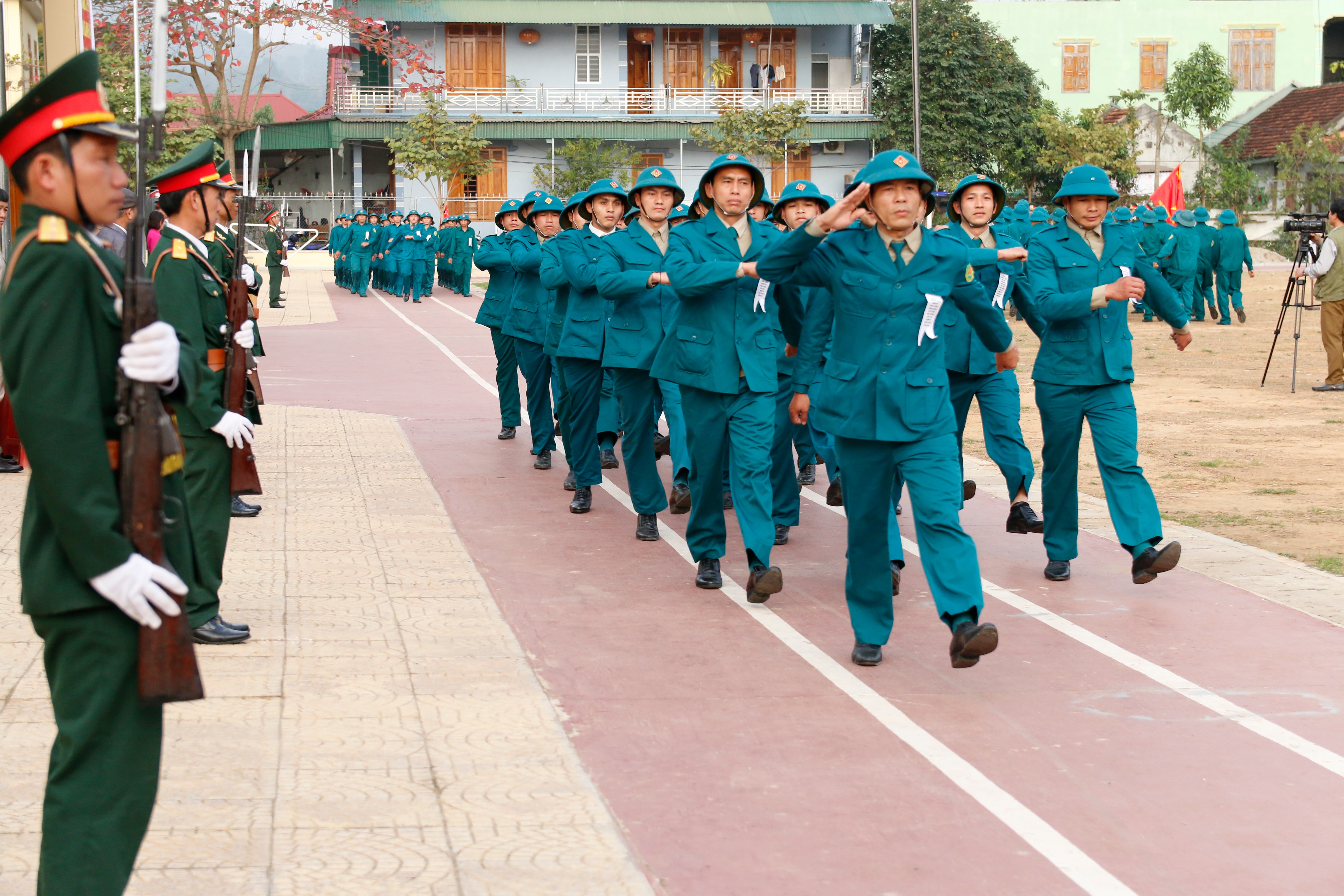 Các lực lượng vũ trang trên địa bàn huyện Tương Dương diễu binh tạo khí thế thi đua sôi nổi ngay từ ngày đầu huấn luyện. Ảnh Đình Tuân