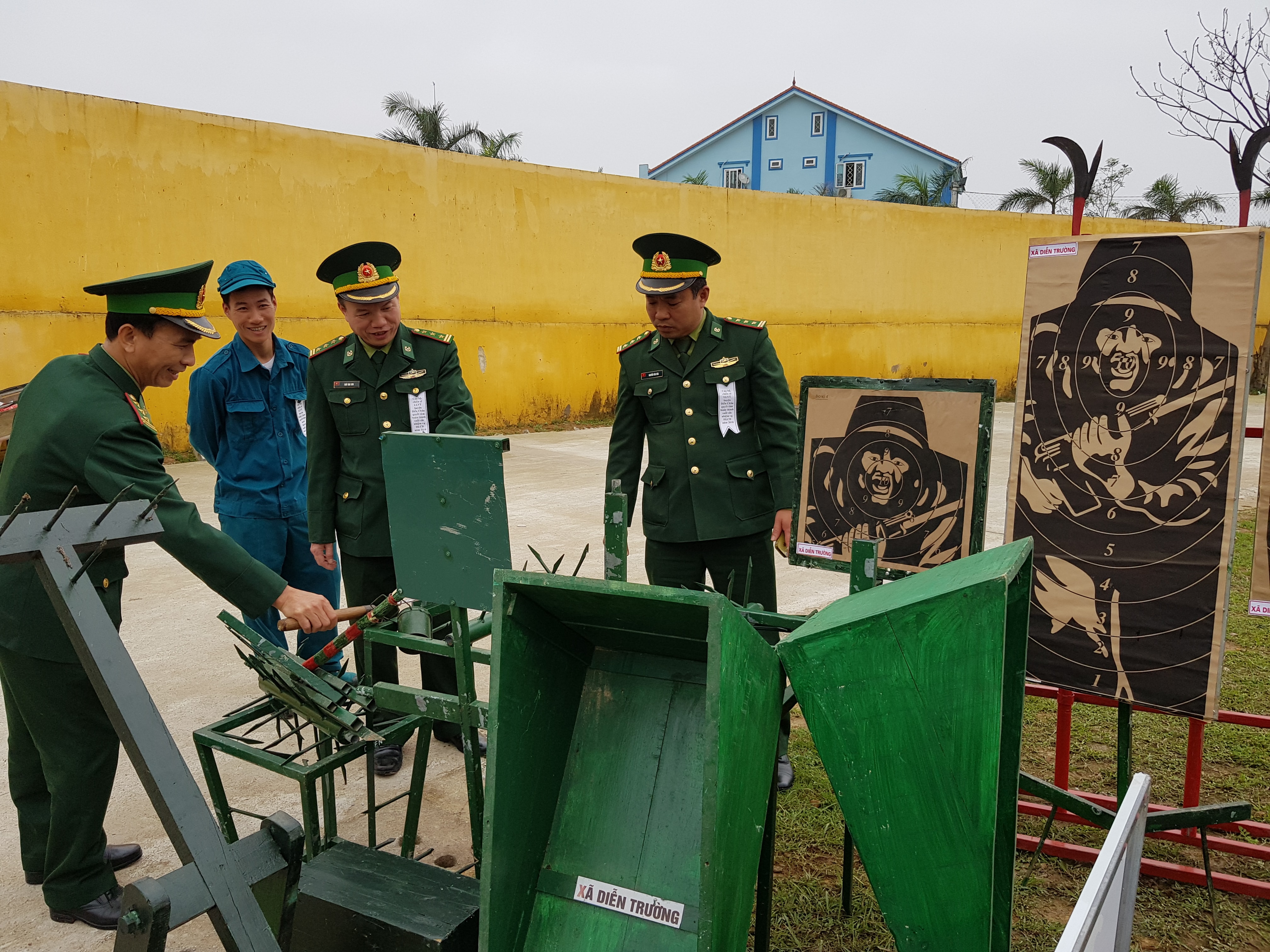 Các đại biểu tham quan mô hình học cụ của xã Diễn Trường. Ảnh: Vân Anh