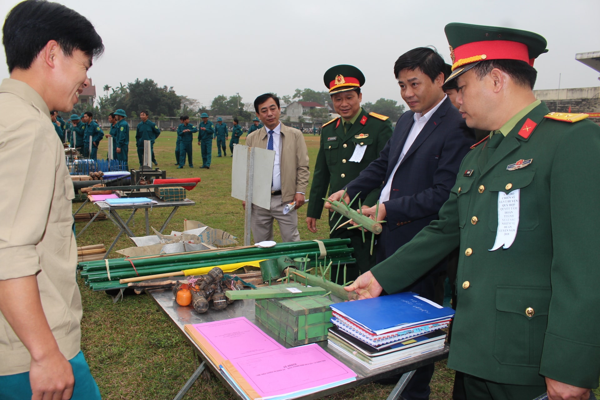Kiểm tra mô hình học cụ của lực lượng dân quân xã Châu Tiến (Quỳ Hợp). Ảnh: Phan Giang
