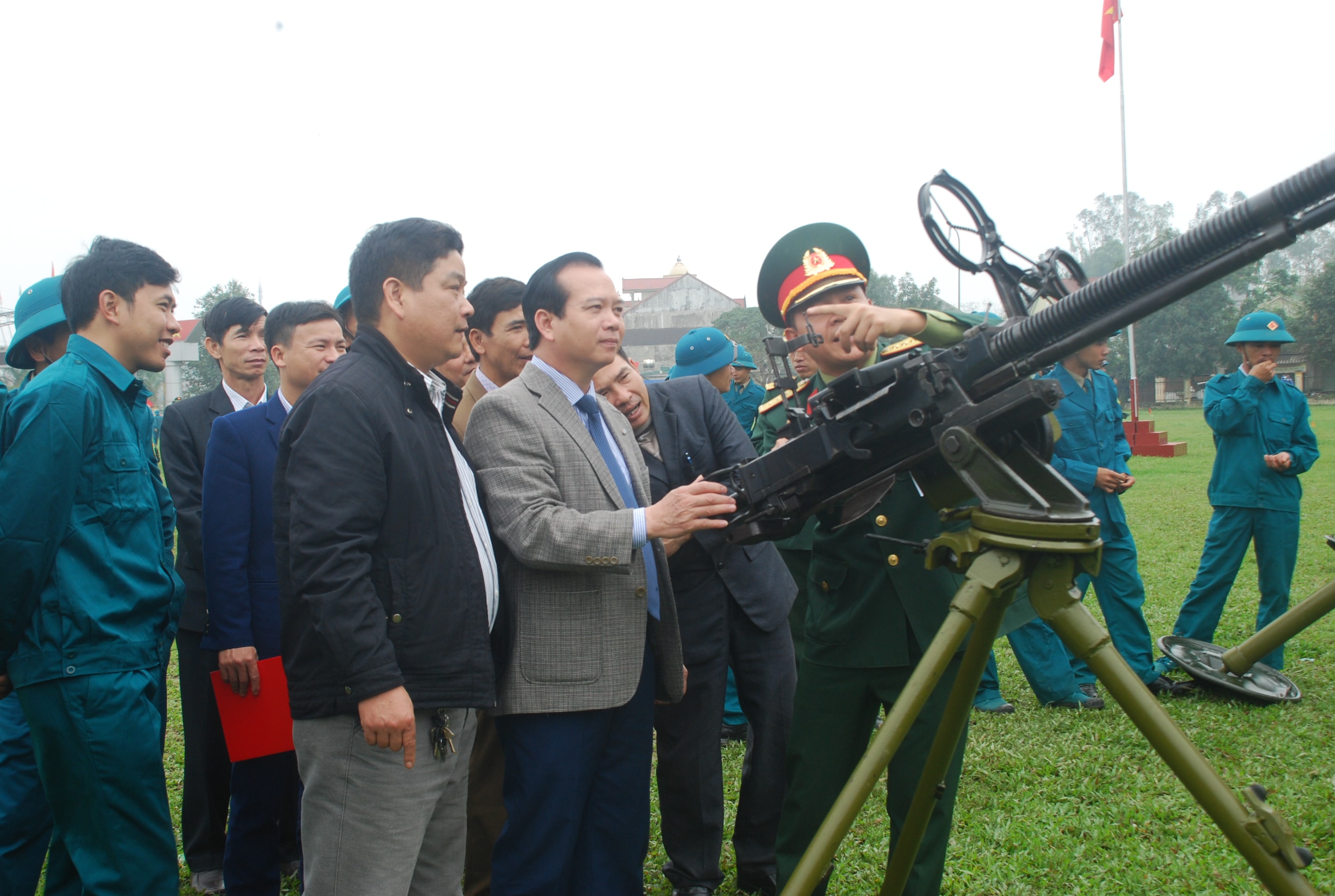 Lãnh đạo huyện Thanh Chương kiểm tra mô hình học cụ và giáo án. Ảnh: Văn Lý