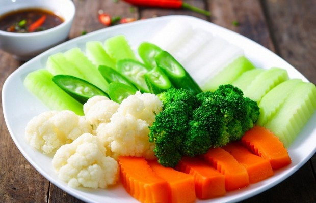 Rau củ luộc: Cà rốt, bí xanh, củ cải, đậu bắp, xúp lơ luộc kết hợp với vừng lạc là một món ngũ sắc không thể thiếu trên mâm cúng ngày Rằm tháng Giêng. 
