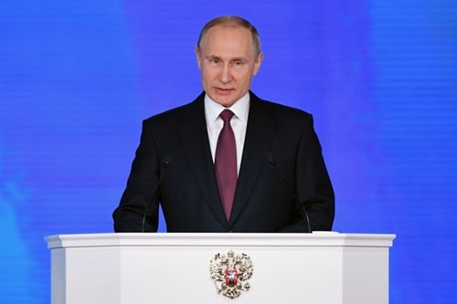 Tổng thống Nga Vladimir Putin đọc thông điệp liên bang trước các nghị sĩ quốc hội và khách mời tại trung tâm triển lãm Manezh, Moscow, ngày 1/3. Ảnh: AFP.