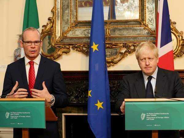 Ngoại trưởng Anh Boris Johnson (phải) và Ngoại trưởng CH Ireland Simon Coveney trong cuộc họp báo chung tại Dublin (Ireland) ngày 17/11/2017. (Nguồn: AFP/ TTXVN)