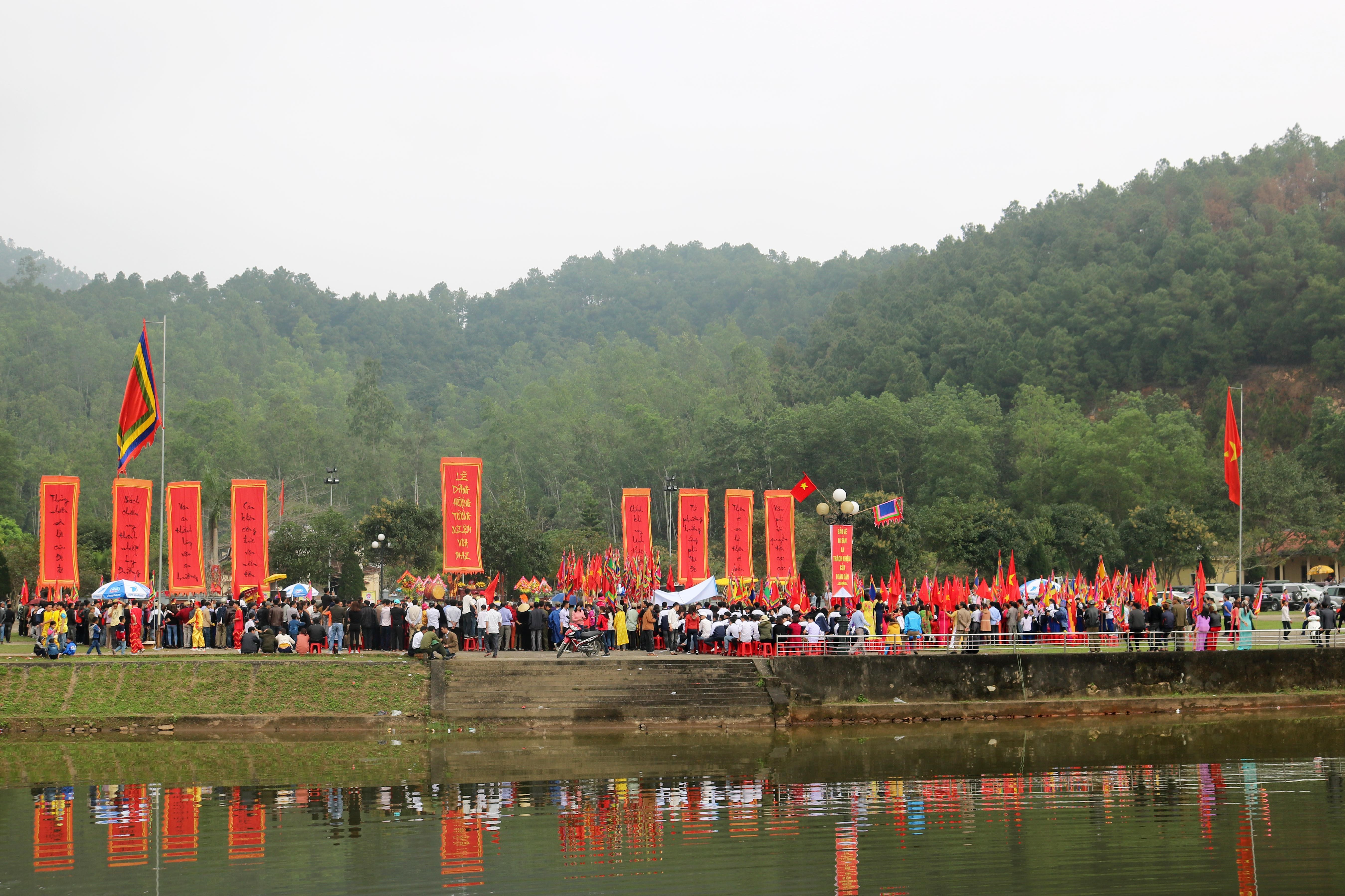 Quang cảnh trung tâm Lễ hội dưới chân núi Hùng Sơn. Ảnh: Huy Thư