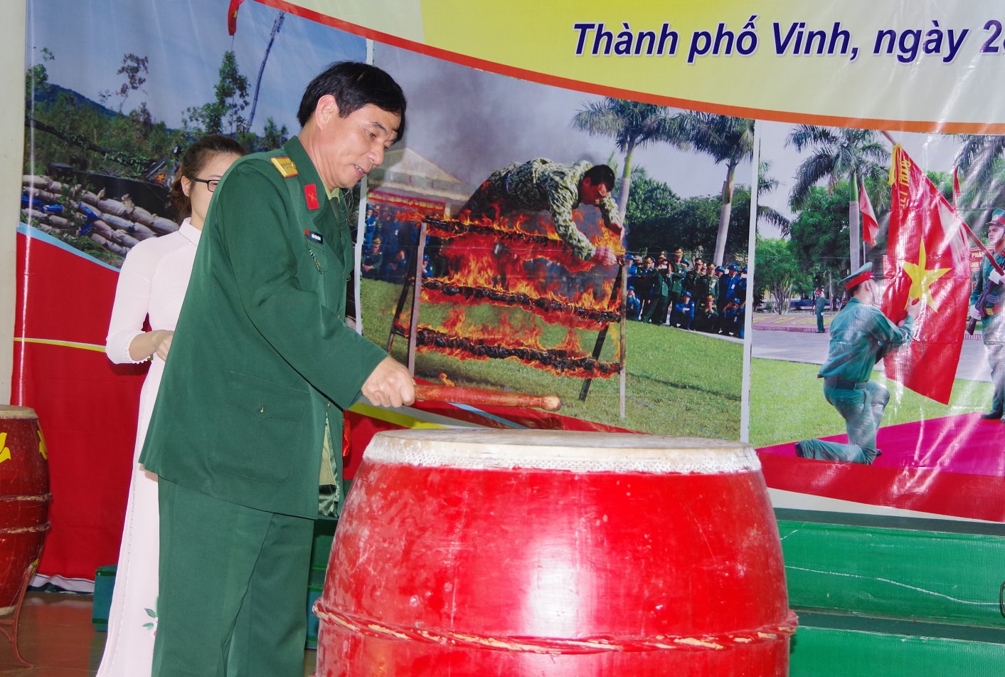 Đại tá Trần Văn Hùng đánh trống khai hội. Ảnh. PQ