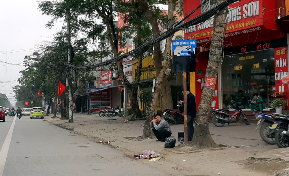 Thậm chí để tiện kinh doanh, biển điểm dừng xe buýt còn bị xóa lộ trình tuyến. Ảnh: Lâm Tùng