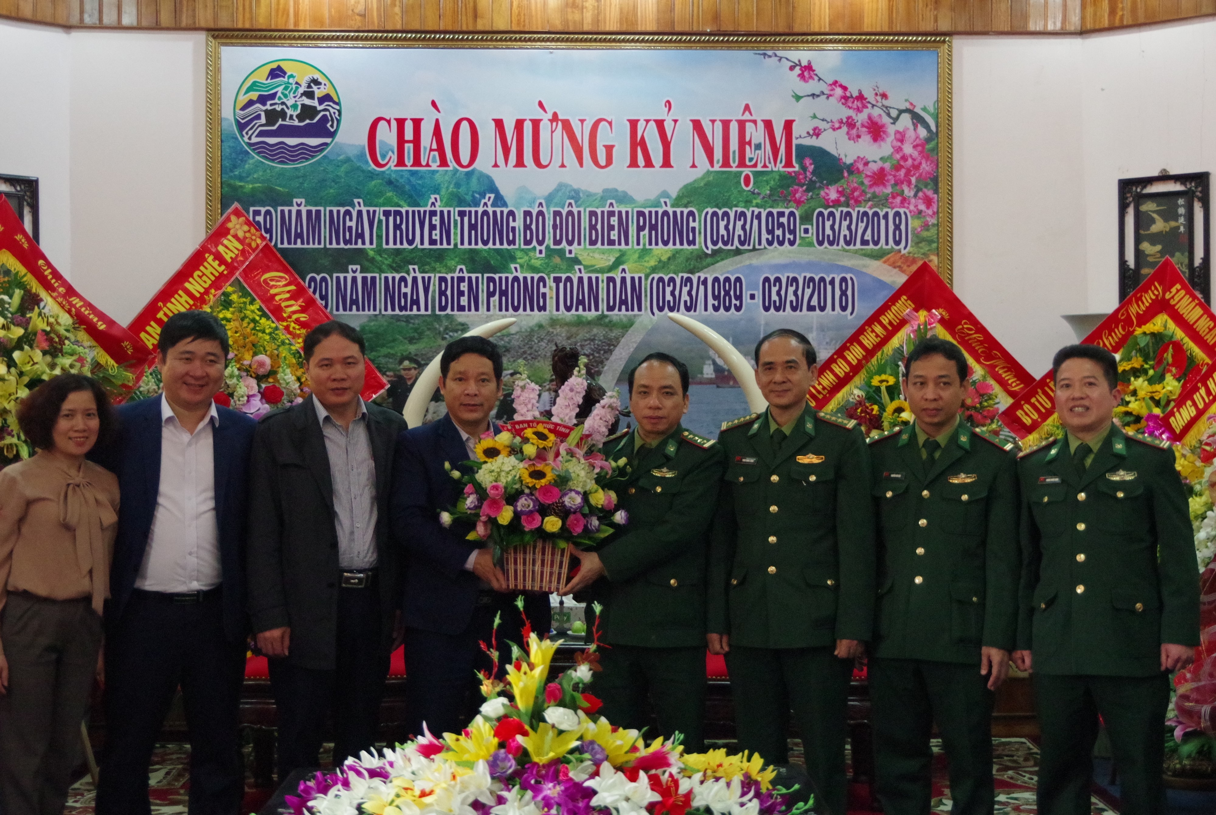 Ban Tổ chức Tỉnh ủy chúc mừng CBCS BĐBP tỉnh. Ảnh: Phương Linh