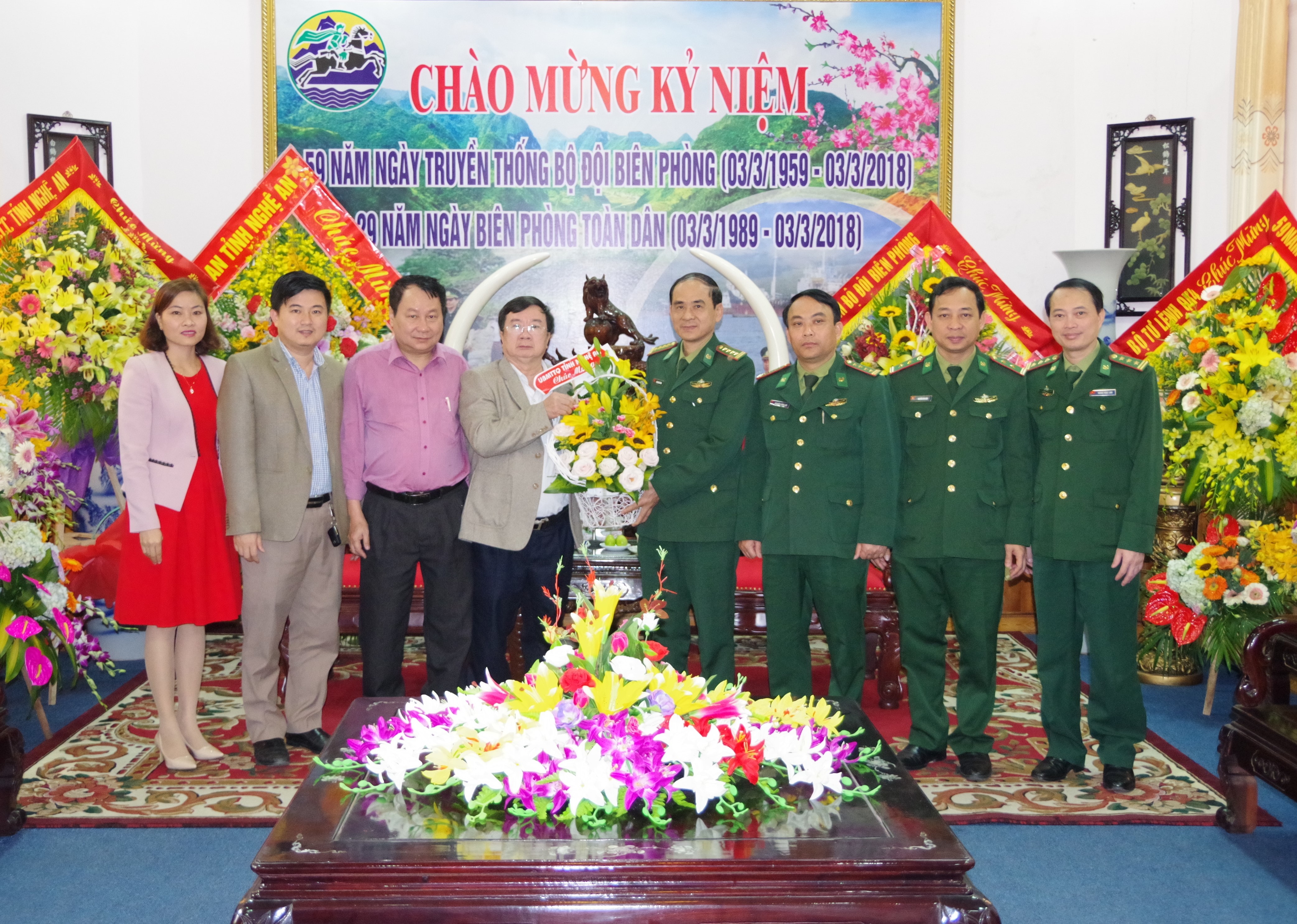 MTTQ tỉnh chúc mừng CBCS BĐBP nhân 29 năm Biên phòng toàn dân. Ảnh: Phương Linh
