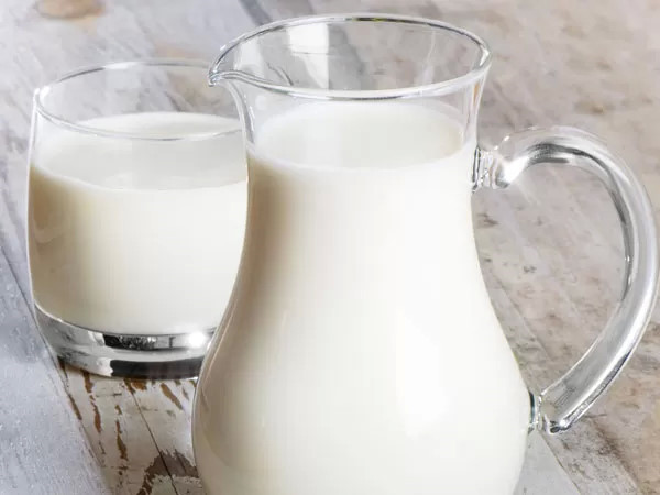 Uống sữa hàng ngày cũng đáp ứng được nhu cầu hàng ngày về iốt. Ngoài ra, sữa còn là nguồn vitamin D và canxi tốt.