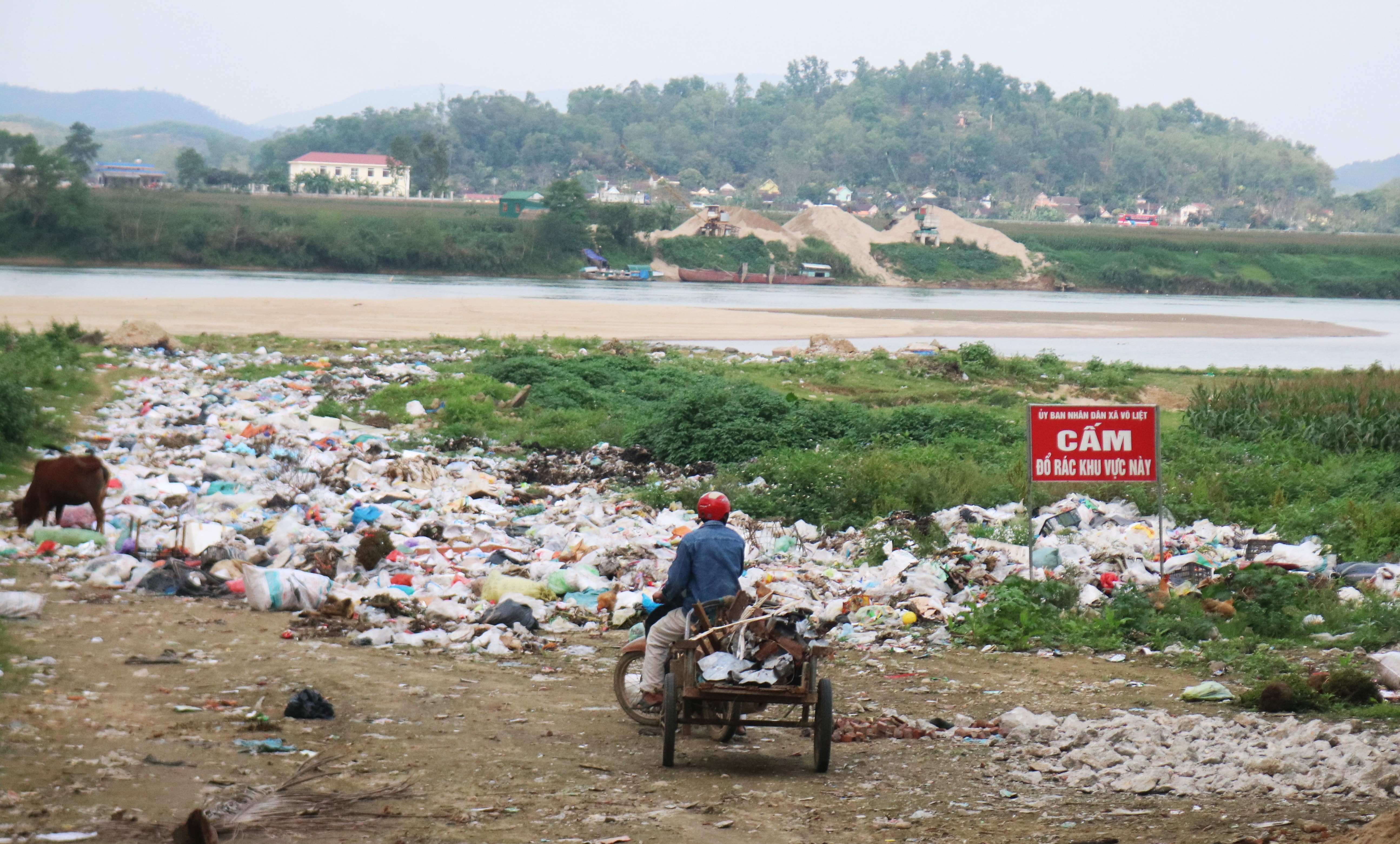 Biển cấm đổ rác rõ ràng nhưng vẫn vô tác dụng trước ý thức của con người. Ảnh: Diệp Phương