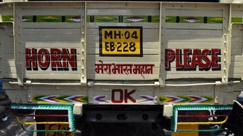 Hầu như mọi chiếc xe tải tại Ấn Độ đều sơn lên phía đuôi dòng chữ: “Còi, OK, xin mời”. Tại đây việc bóp còi inh ỏi không bị phản đối mà còn được khuyến khích. Một lái xe lôi ước tính mỗi ngày ông bóp còi khoảng 150 lần, dù đây là mức ước tính khiêm tốn. Bởi lúc tắc đường các lái xe có lẽ bóp còi cứ 30 giây một lần.