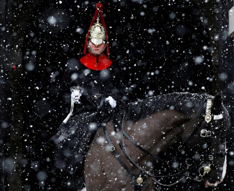 Một người bảo vệ đang làm nhiệm vụ trong tuyết tại Horse Guards Parade ở London.