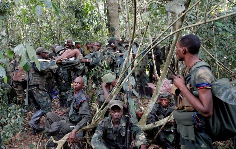 Một người lính Congo bị thương từ Lực lượng Vũ trang của Cộng hòa Dân chủ Congo (FARDC) được một người lính khác trong rừng mang theo sau khi quân đội kiểm soát trại tù ADF, gần thị trấn Kimbau, tỉnh Bắc Kivu, Cộng hòa Dân chủ Congo