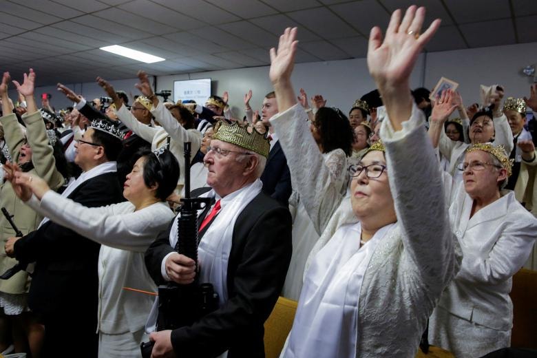 Giáo dân tại hội thánh Tin lành World Peace and Unification Sanctuary  cầm súng trong thánh lê hôm 28/2/2018 tại thị trấn Newfoundland, Pennsylvania.