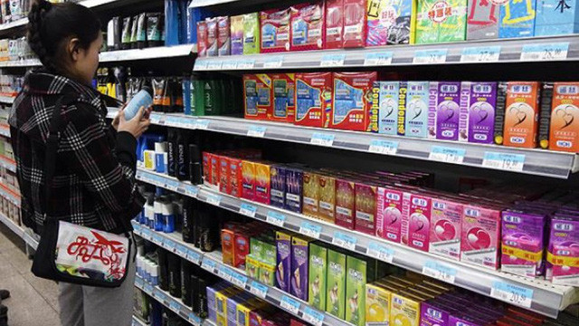Khách hàng lựa chọn ở cửa hàng bán bao cao su tại Trung Quốc. Ảnh: AFP