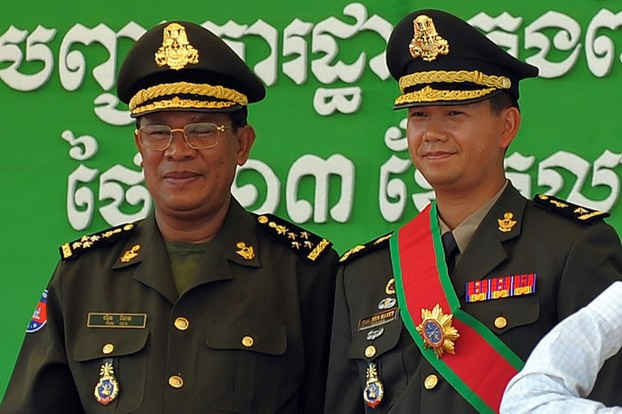 Thủ tướng Campuchia Hun Sen (trái) và con trai cả Hun Manet (Ảnh: AFP)