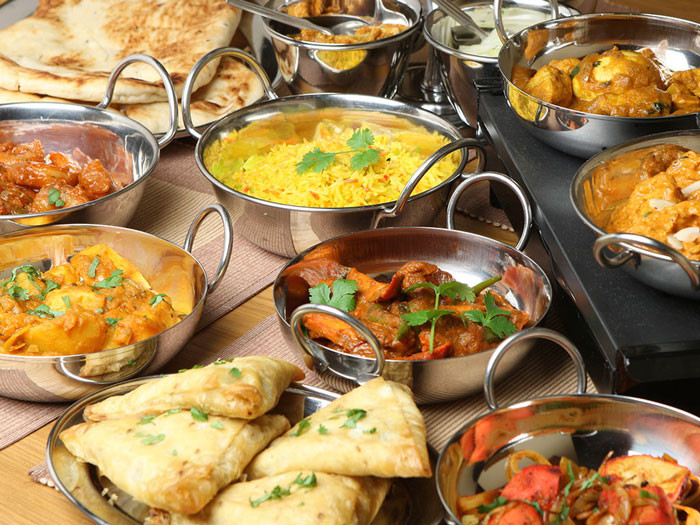 Nói đến ẩm thực Ấn Độ, người ta sẽ nghĩ ngay đến cari, một trong những nét đặc trưng trong văn hóa ẩm thực của người Ấn Độ. Cari là món ăn bắt nguồn từ Ấn Độ, sau đó được nhiều đất nước sáng tạo, chế biến theo nhiều công thức khác nhau. Tuy nhiên, cari Ấn Độ vẫn luôn được đánh giá là món ăn ngon nhất, mùi vị thơm ngon và vị cay riêng biệt.
