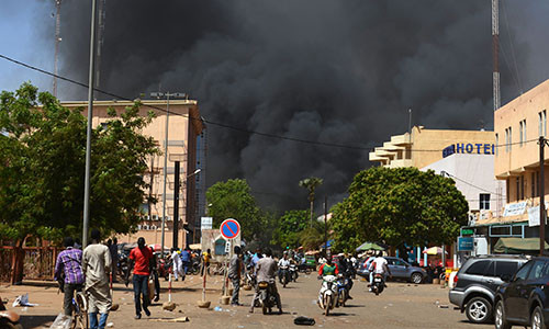 Khói đen bốc cao khi thủ đô Burkina Faso bị tấn công. Ảnh: AFP.