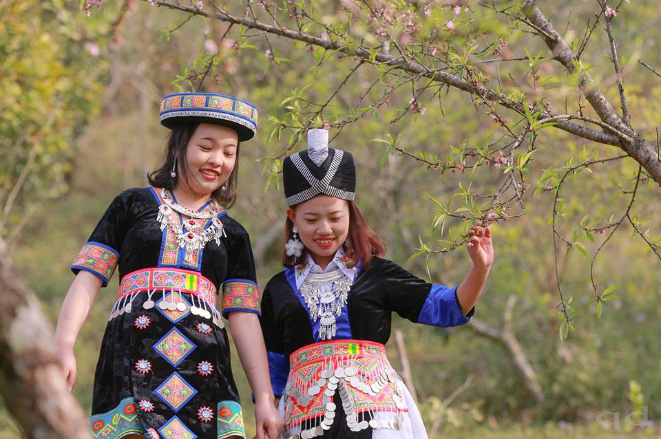 Những thiếu nữ Mông căng tràn sức sống đi dự hội Xuân. Ảnh: Quốc Đàn