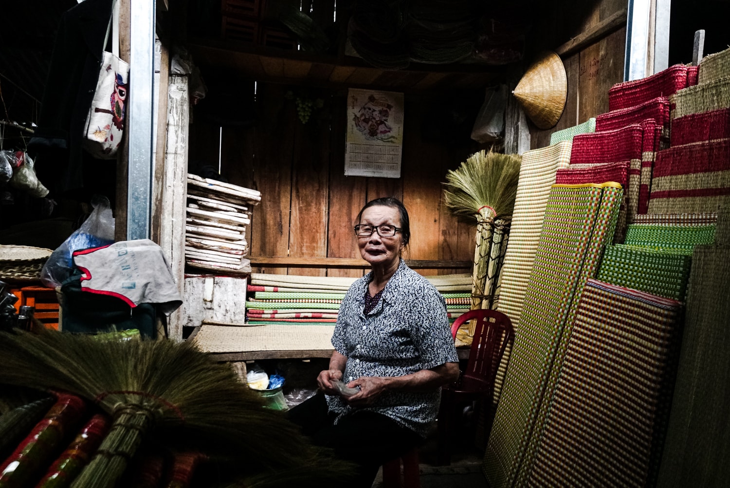 Có những người gắn bó gần như suốt đời với ngôi chợ này. Ảnh: Lê Thắng