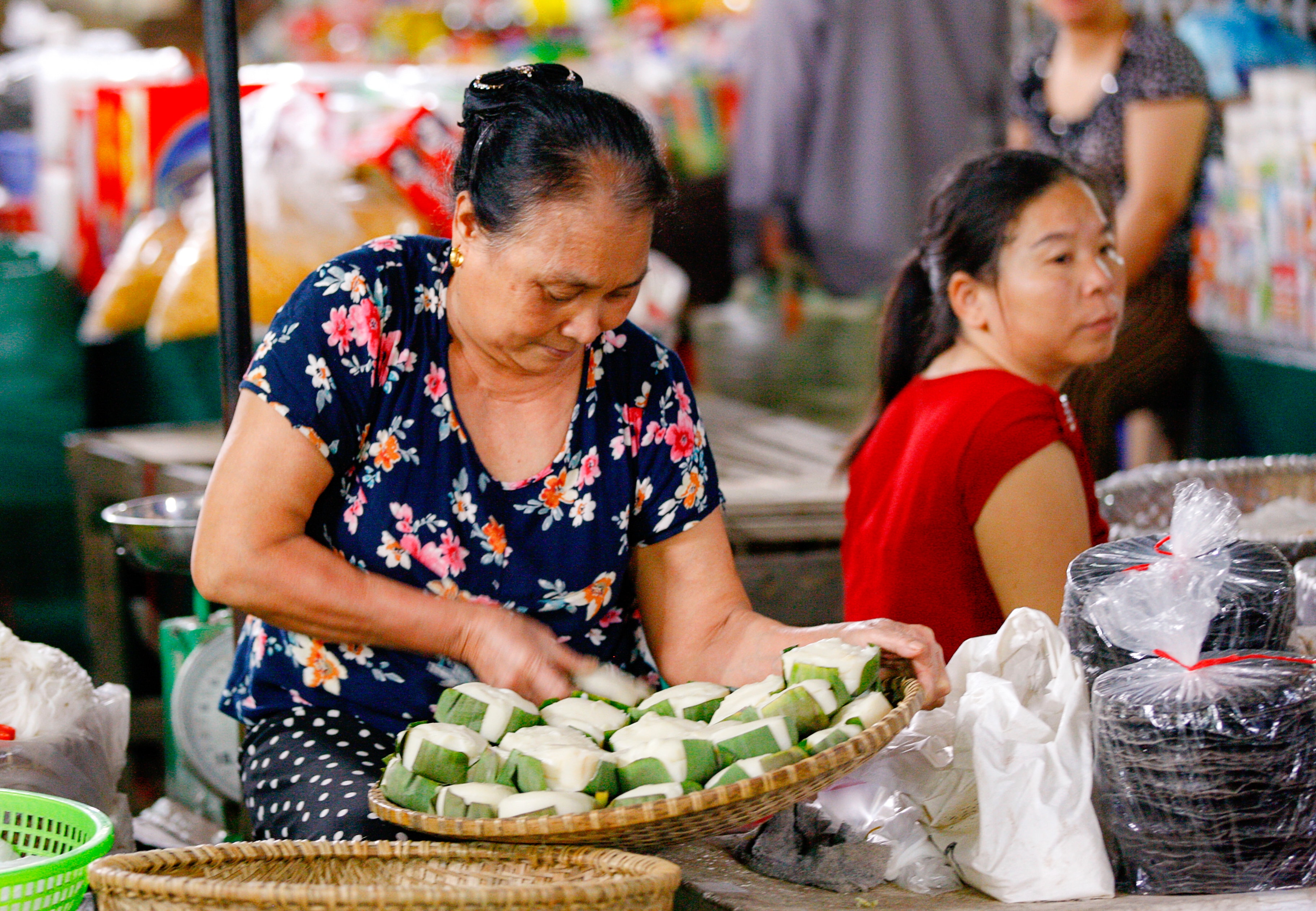Bánh đúc là một trong những món ăn đặc trưng và lâu đời ở ngôi chợ nằm giữa trung tâm huyện nhưng vẫn mang dáng dấp quê kiểng này. Ảnh Quốc Đàn