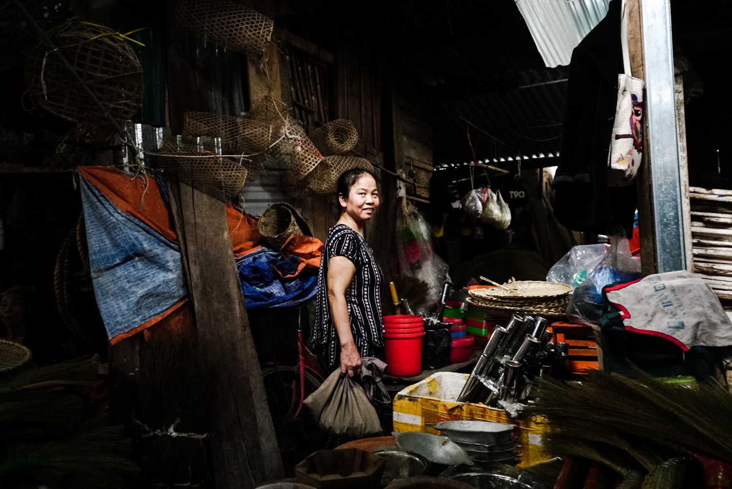óc bán đồ mây tre đan. Ảnh Lê Thắng