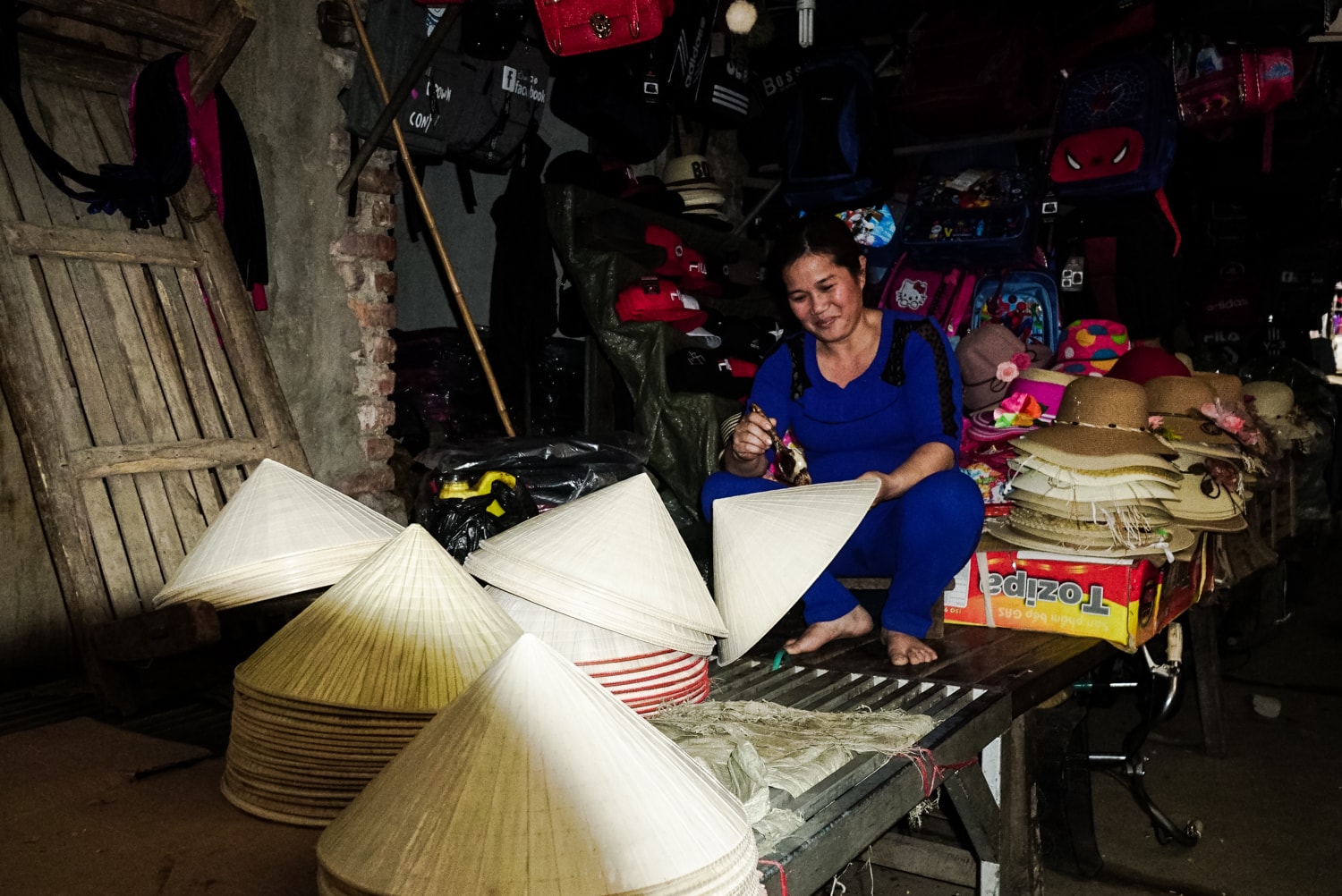 Một gian hàng nón. Ảnh: Lê Thắng