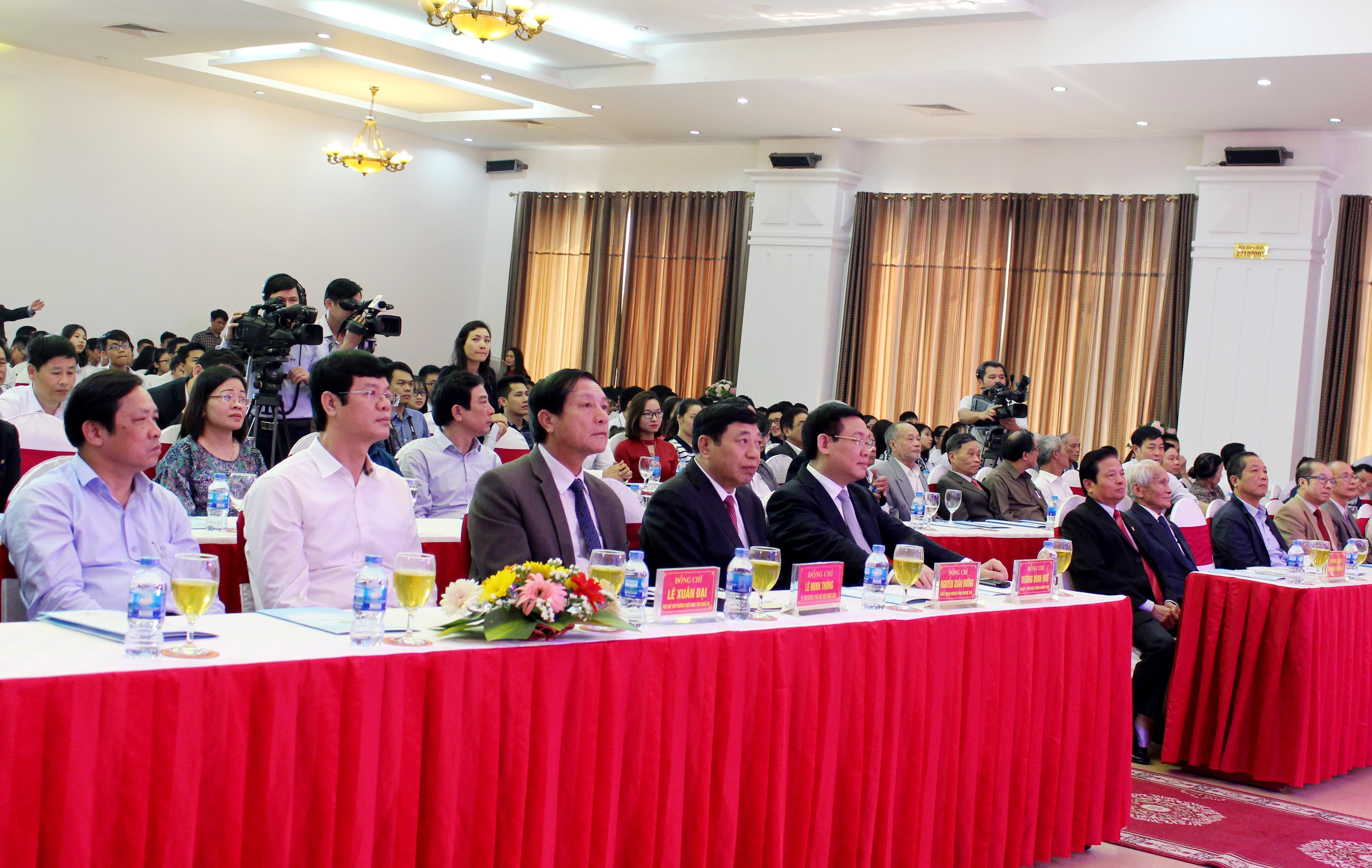 Các đại biểu dự lễ. Ảnh: Đinh Nguyệt