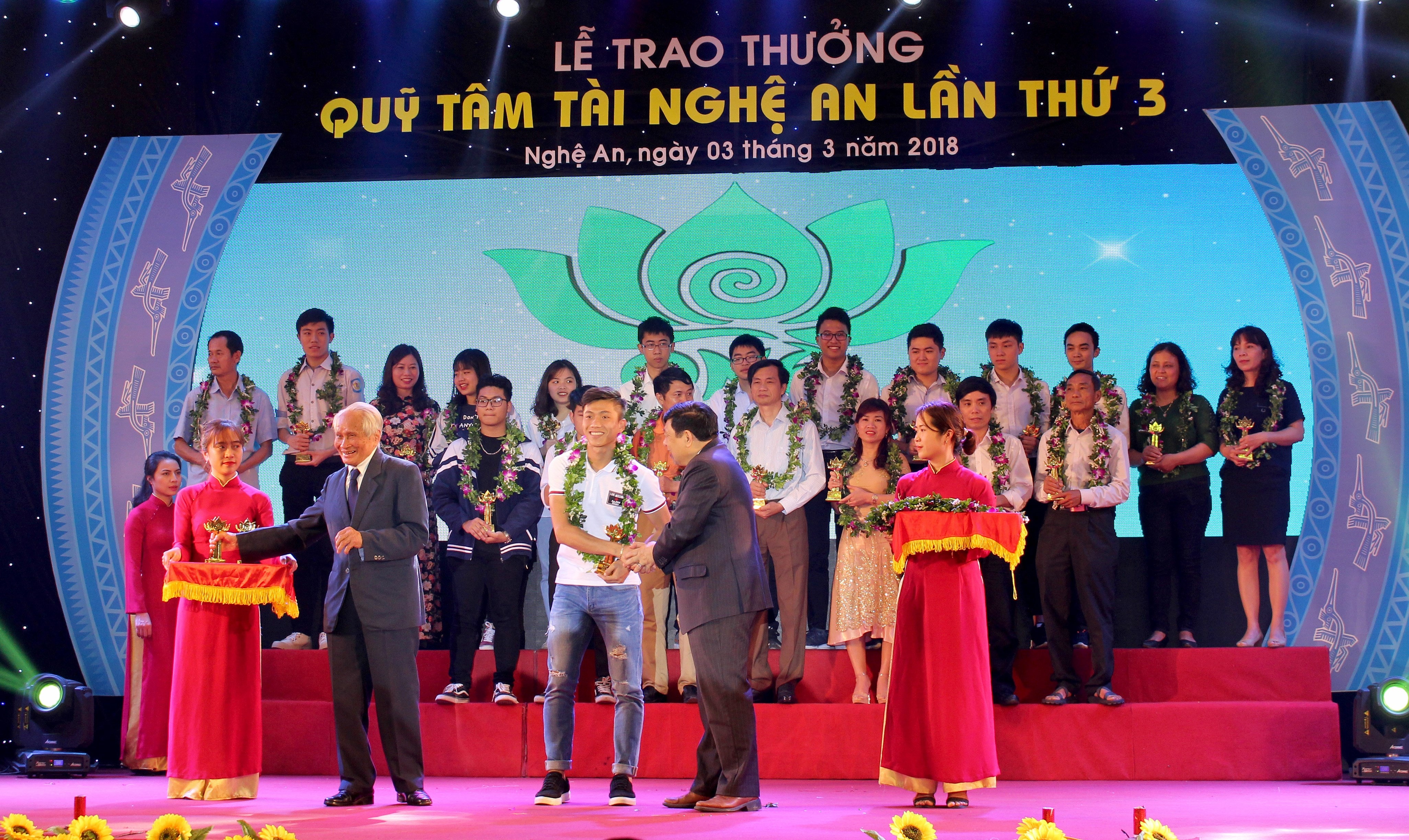 Cầu thủ Văn Đức được trao giải thưởng Quỹ Tâm Tài Nghệ An. Ảnh: Đinh Nguyệt
