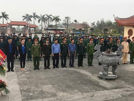 Các đoàn viên tân binh của huyện Hưng Nguyên hành trình thăm các địa chỉ đỏ. Ảnh: Hữu Thái