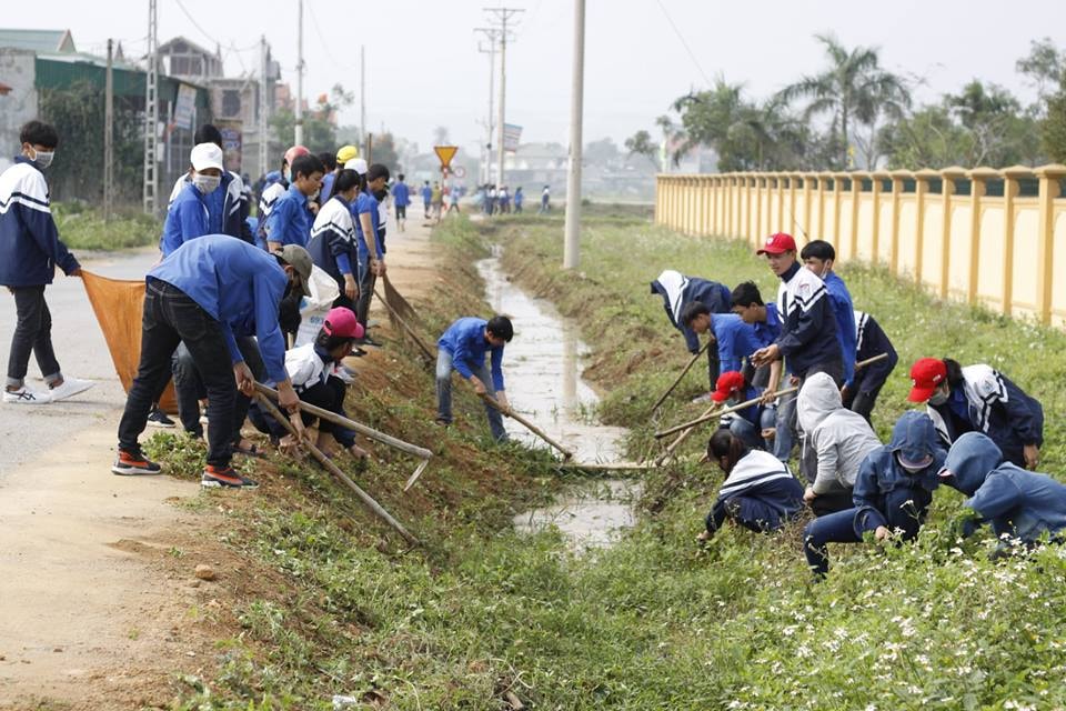 Đoàn viên thanh niên huyện Nghi Lộc tham gia dọn vệ sinh môi trường, nạo vét kênh mương. Ảnh: Hồng Vinh