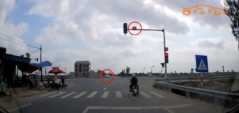 Đồng hồ đếm ngược còn 4 giây, đã quá muộn để 2 tài xế có thể sửa sai.