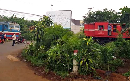 Hai tàu hỏa dừng lại kịp thời khi cách nhau 10 m. 