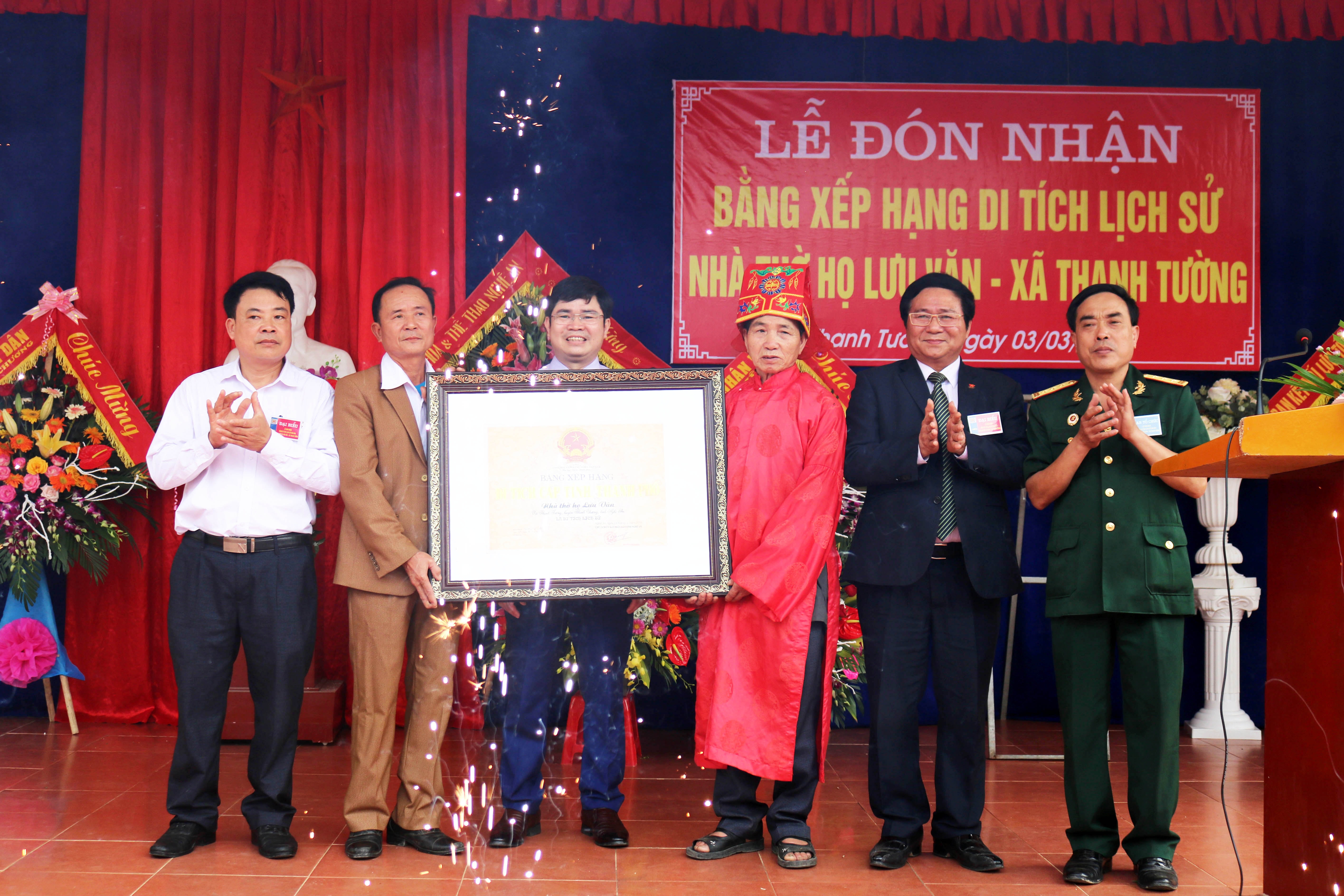 Ông Hồ Mậu Thanh – Giám đốc Sở Văn hóa & Thể thao trao Bằng Di tích Lịch sử nhà thờ họ Lưu cho lãnh đạo địa phương và đại diện dòng tộc. Ảnh: Huy Thư