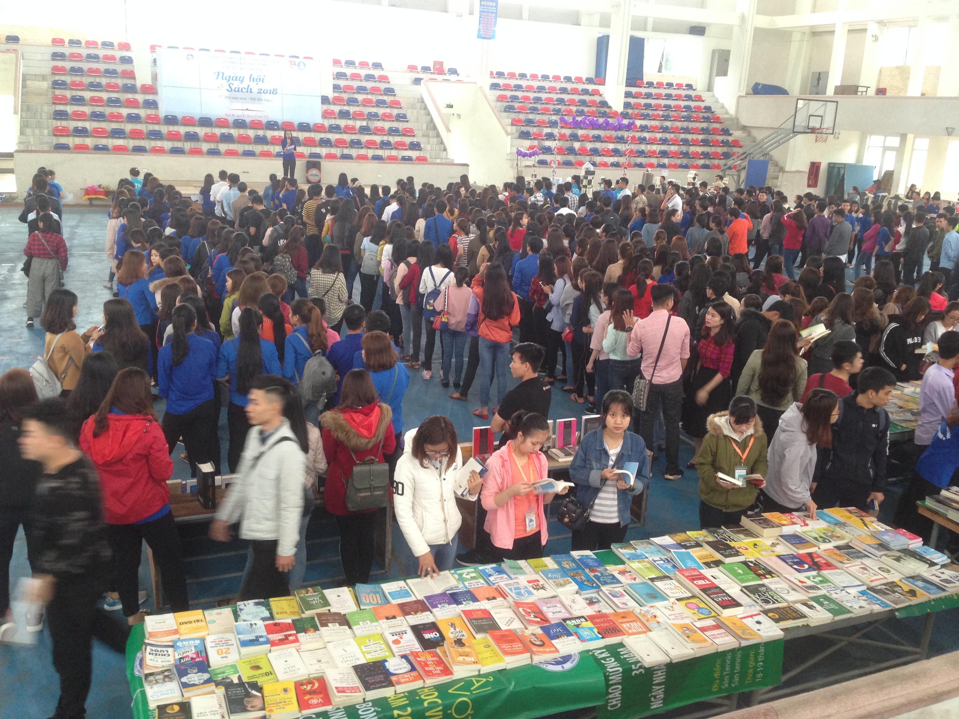 Hàng ngàn sinh viên đã đến với Ngày hội sách để tìm cơ hội tiếp cận với các đầu sách miễn phí. Ảnh: Vũ Hà