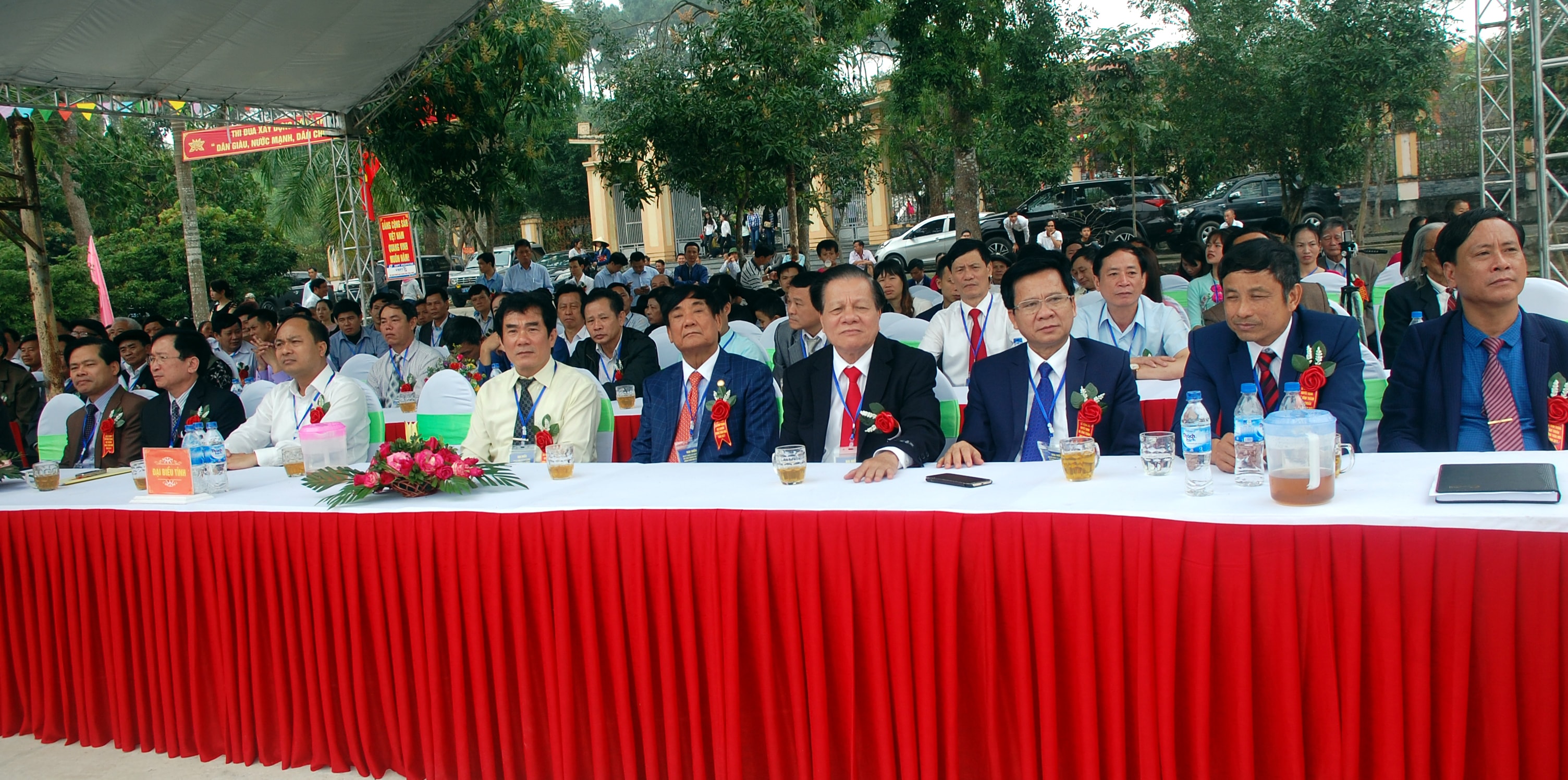 Các đại biểu tham dự lễ đón bằng công nhận xã đạt chuẩn NTM. Ảnh: Anh Tuấn 