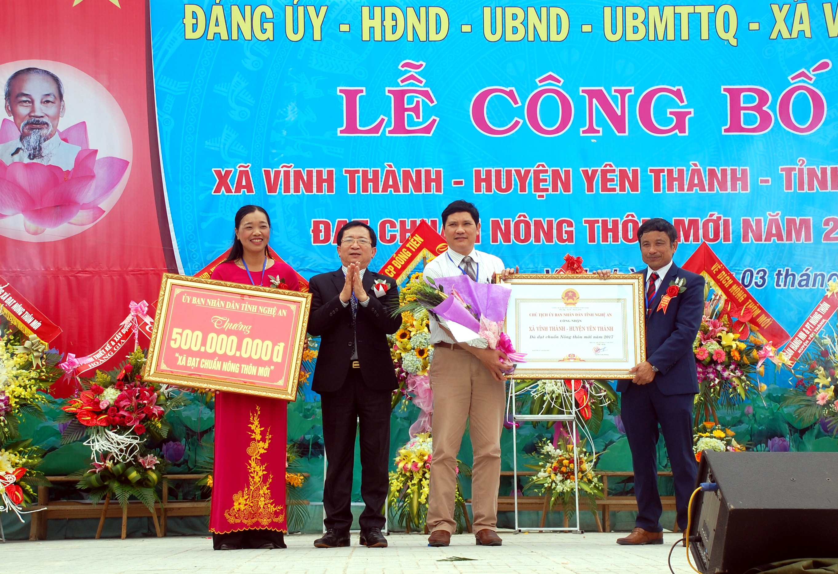 Đồng chí Phó chủ tịch UBND  tỉnh Đinh Viết Hồng trao Bằng công nhận xã đạt chuẩn NTM cho xã Vĩnh Thành. Ảnh: Anh Tuấn